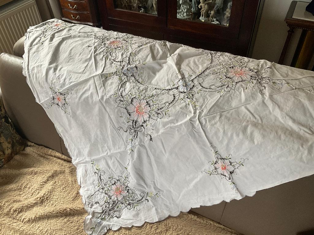 Geborduurd tafelkleed Vierkant, Huis en Inrichting, Tafelkleden, Ophalen of Verzenden, Gebruikt, Vierkant