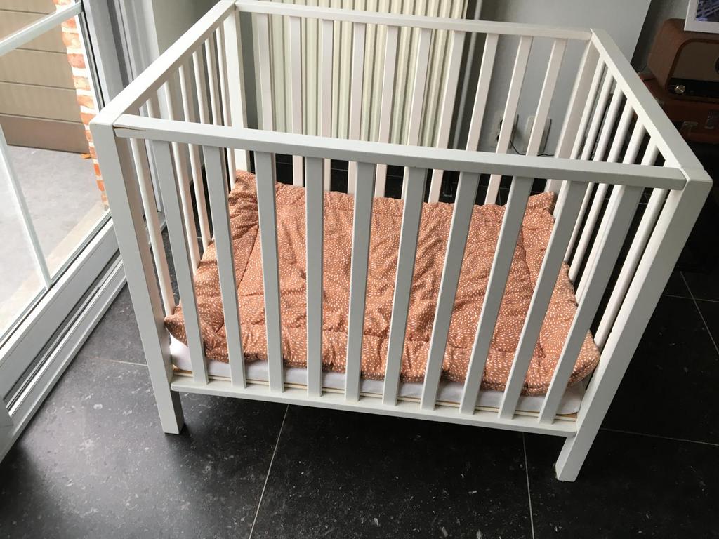 Babybox met matras en witte matrashoes, Kinderen en Baby's, Ophalen, Zo goed als nieuw