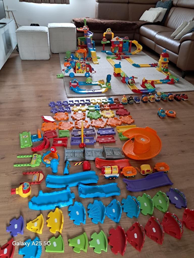 Toet toet auto's opstelingen reserve onderdelen en 18 autos, Kinderen en Baby's, Ophalen, Zo goed als nieuw