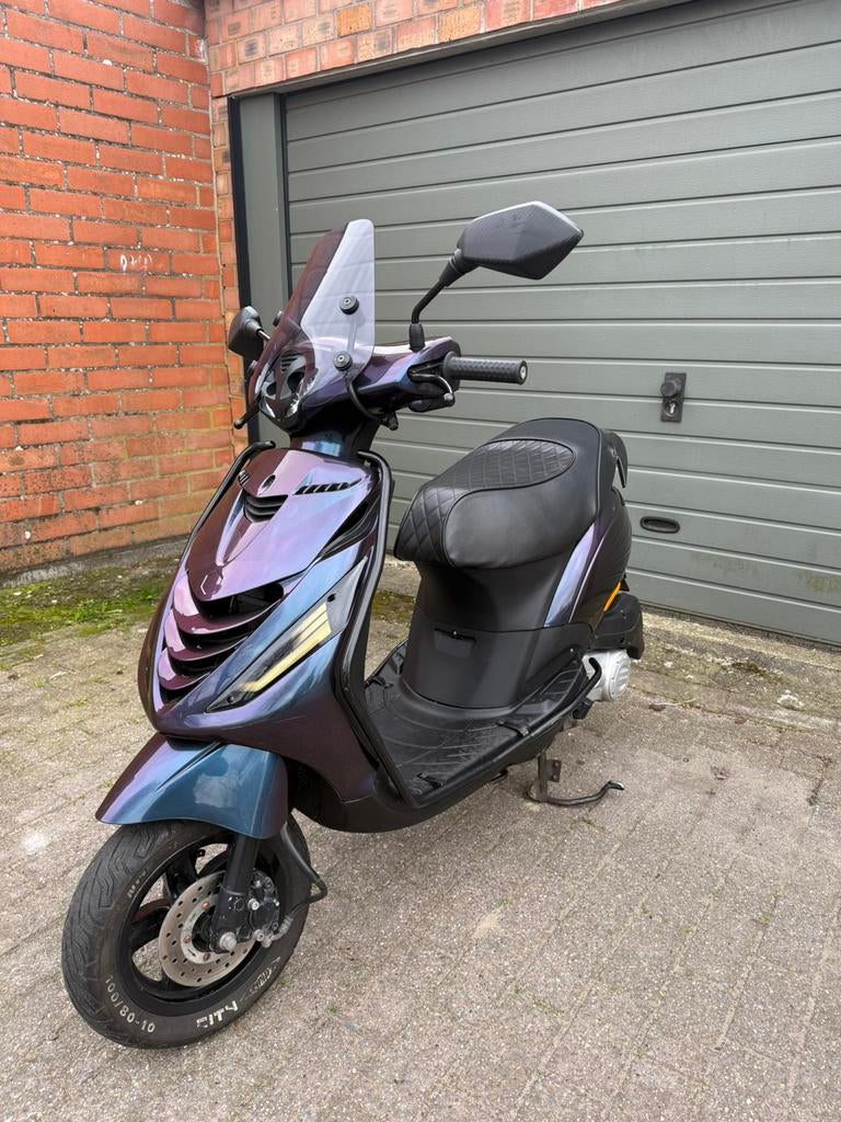 Piaggio zip b-klasse in zeer goede staat, Fietsen en Brommers, Scooters | Piaggio, Ophalen, Zo goed als nieuw, Zip
