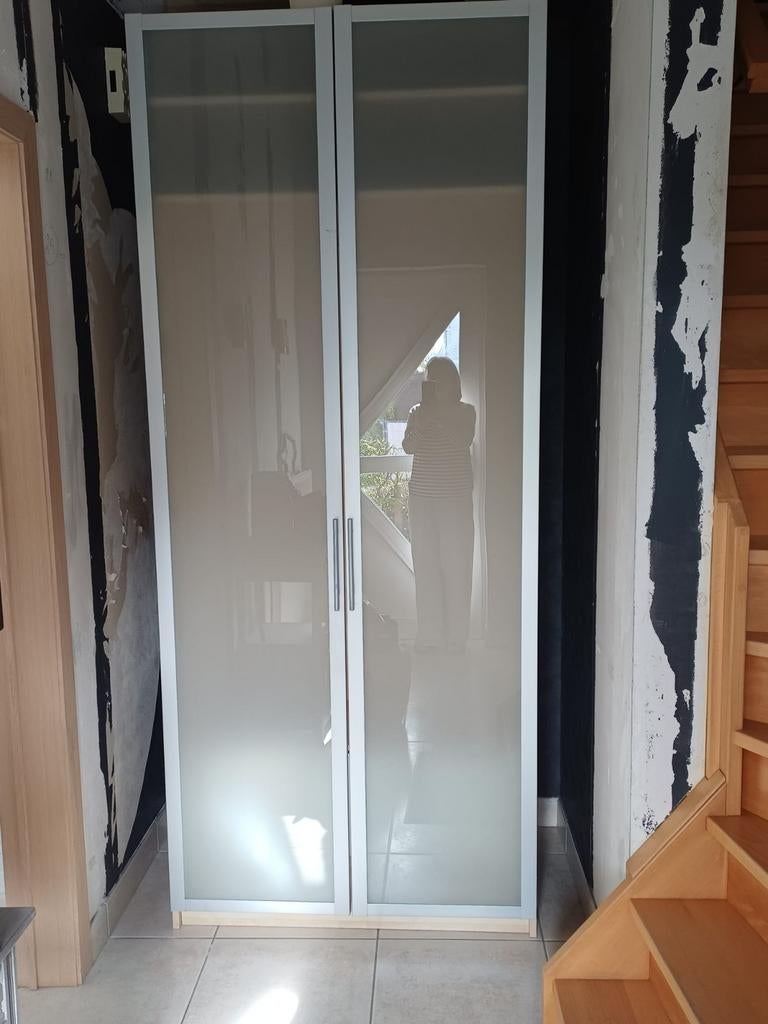 MODERNE KLEERKAST, Ophalen