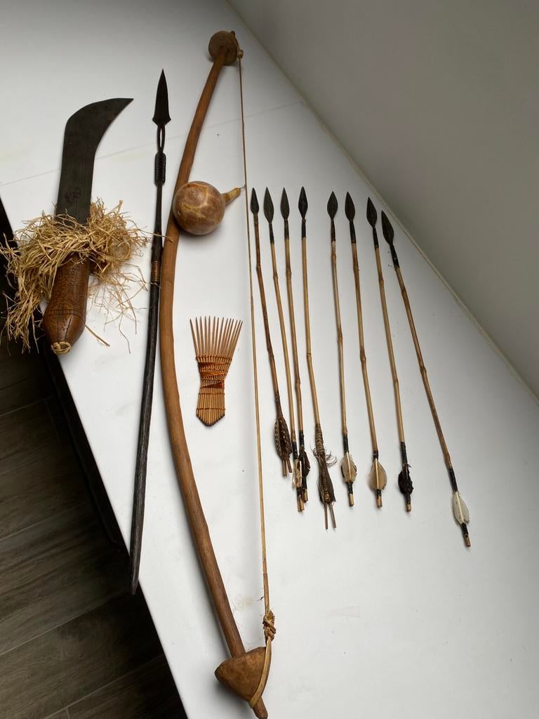 Congolese boog en pijlen, speer en machete, kam, Ophalen