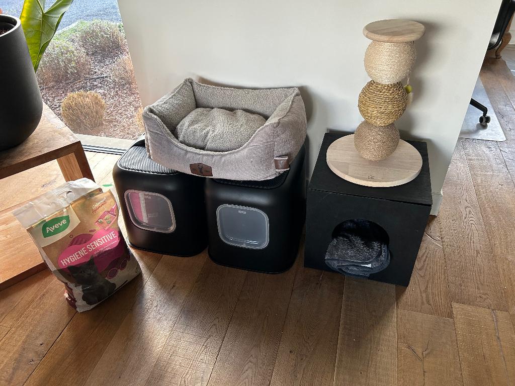 Kattenbak en mandje & huisje + krappaal + dekentjes, Dieren en Toebehoren, Kattenmanden, Ophalen, Zo goed als nieuw, Overige