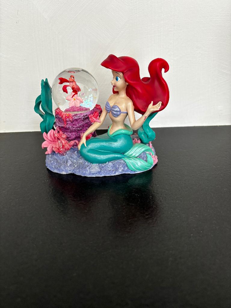 Boule à neige Disney Petite sirène Ariel et Sebastian, Collections, Disney, Enlèvement ou Envoi, Autres personnages, Utilisé, Statue ou Figurine