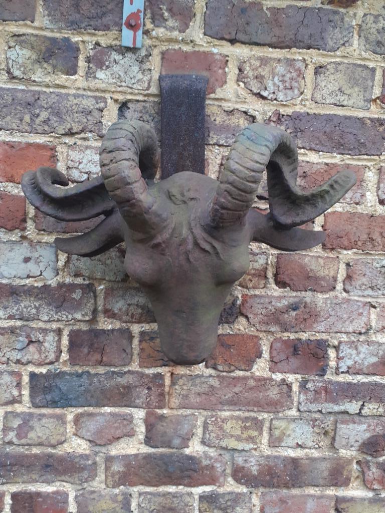 Gietijzeren geitenkop om op te hangen, Tuin en Terras, Tuinwanddecoratie, Ophalen of Verzenden, Gebruikt