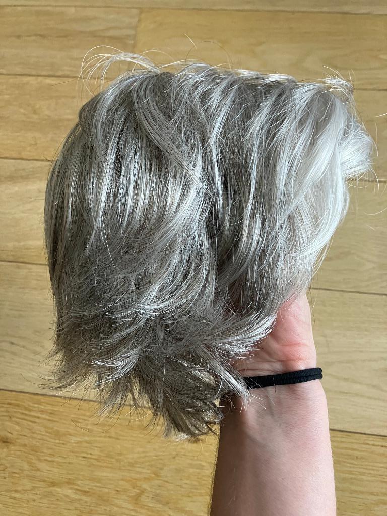 Perruque professionnelle - cheveux gris, Vêtements | Femmes, Hair Diamonds, Enlèvement, Comme neuf