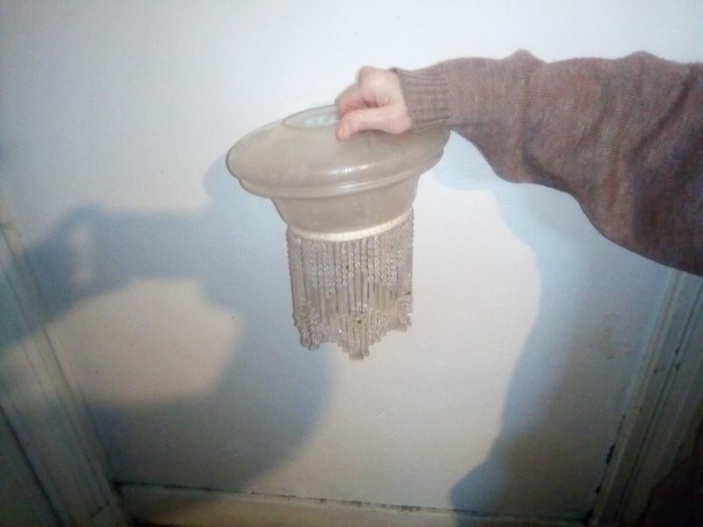 abat-jour avec pampilles en perles, Enlèvement