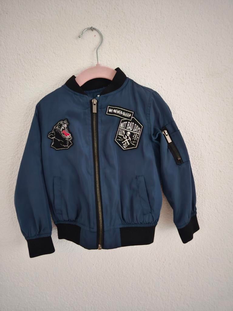 Stoer blauw bomberjack maat 98 met leuke patches. Geschikt v, Enlèvement ou Envoi