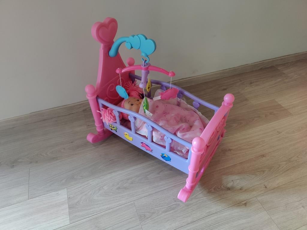 Schommelend poppenbed, Kinderen en Baby's, Speelgoed | Poppen, Ophalen of Verzenden, Zo goed als nieuw, Overige typen