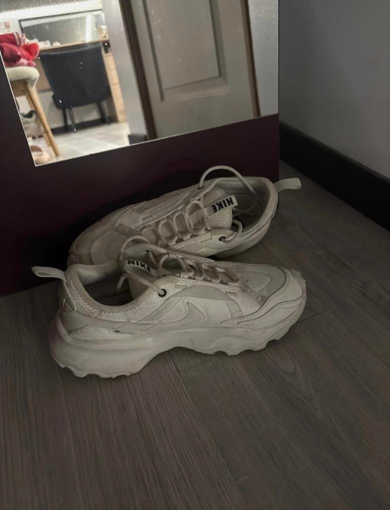 Basket nike blanc (beige), Sports & Fitness, Basket, Enlèvement ou Envoi, Comme neuf, Chaussures