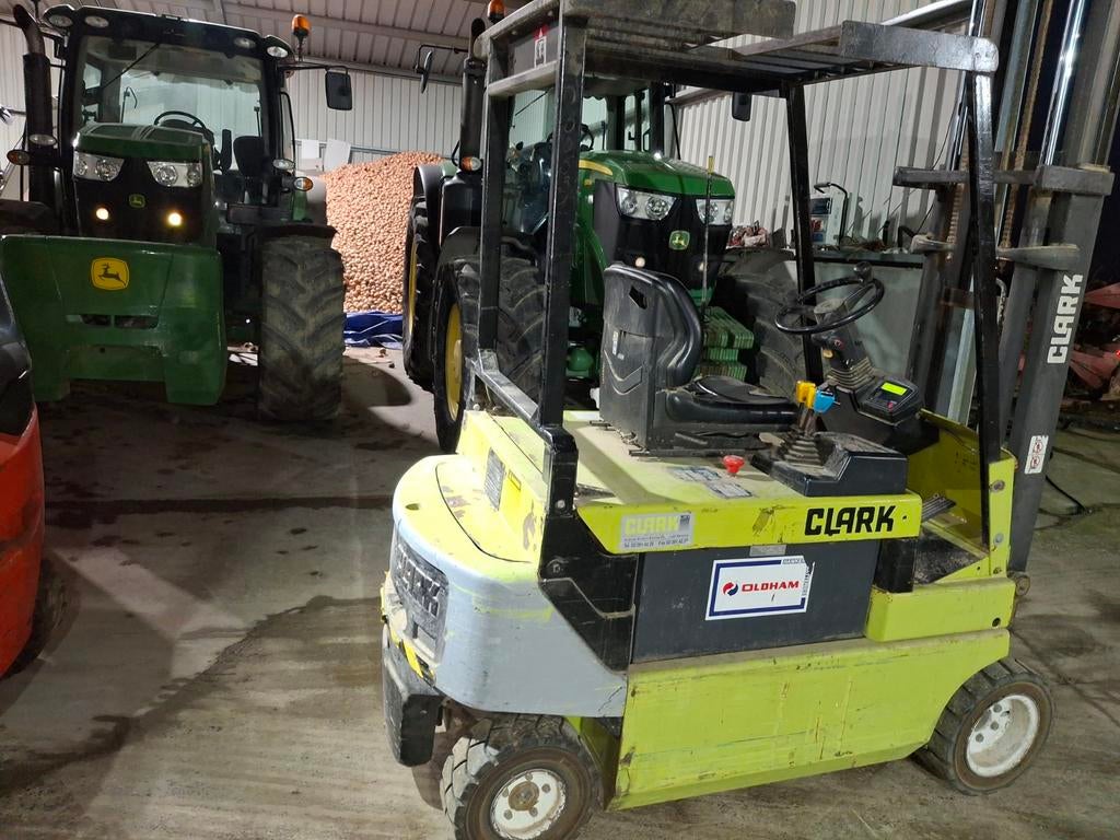 Clark ,klark ,heftruck 2 ton triplex ,lage prijsklasse, Zakelijke goederen, Machines en Bouw | Metaalbewerking, Ophalen, Clark