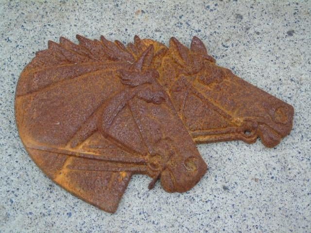 fronton 2 têtes de chevaux en fonte rouillé ., Enlèvement ou Envoi, Neuf