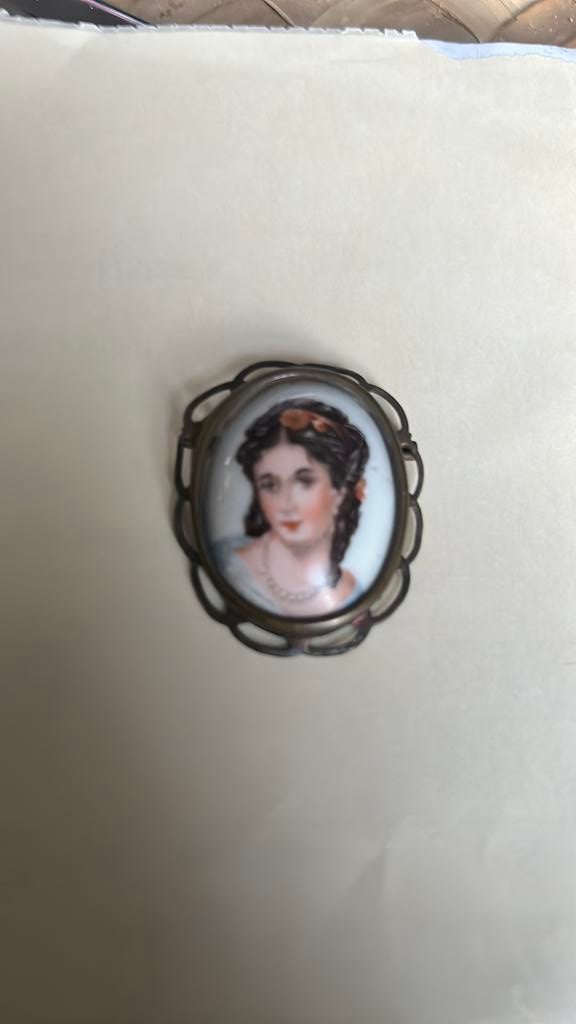 Een antieke porseleinen broche uit Limoges 1920-1930, Antiek en Kunst, Antiek | Porselein, Ophalen of Verzenden