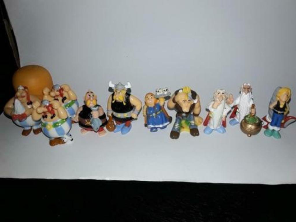 Lot 84 oeufs Kinder Astérix, Schtroumpf, Simpson..., Enlèvement ou Envoi, Neuf, Figurines en plastique dur