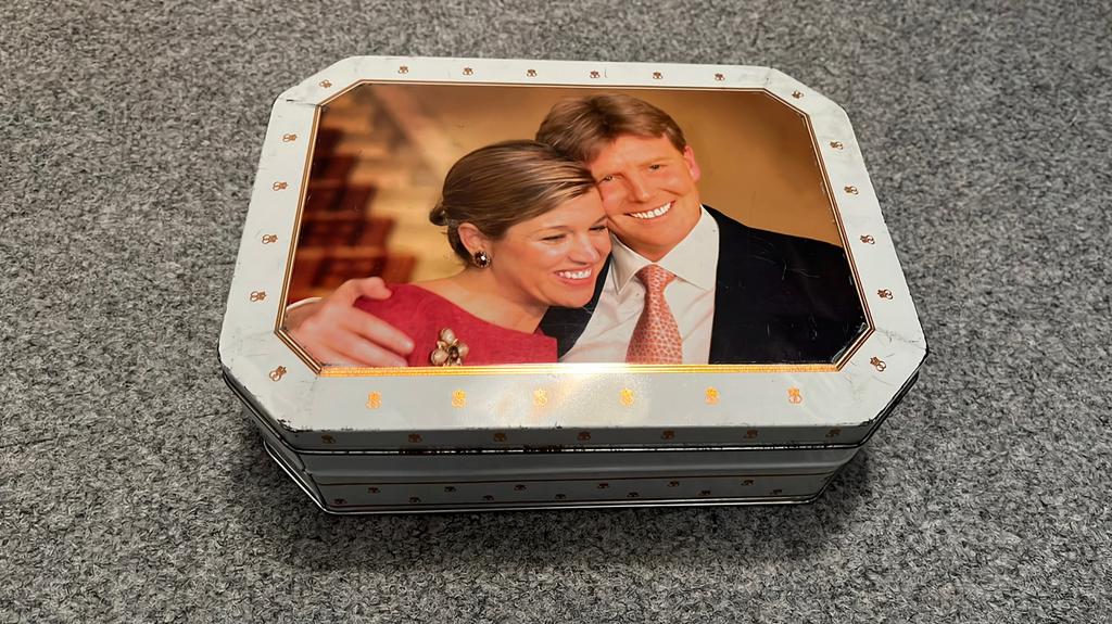 Blikken koekjesdoos met Willem-Alexander en Maxima, Verzamelen, Blikken, Ophalen of Verzenden, Gebruikt