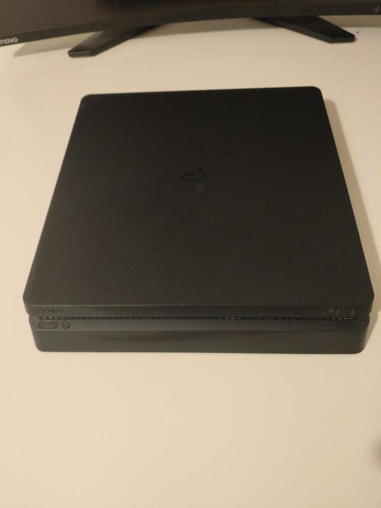PS4 Slim 1 To — 5 manettes — 4 jeux — Station de chargeme, Comme neuf, Avec 3 manettes ou plus, Enlèvement, 1 TB