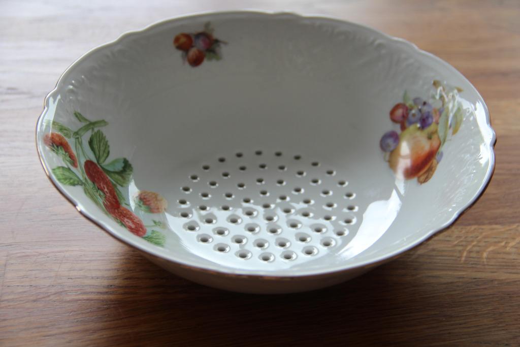 Plat à fraises égouttoir en porcelaine, Antiquités & Art, Enlèvement ou Envoi