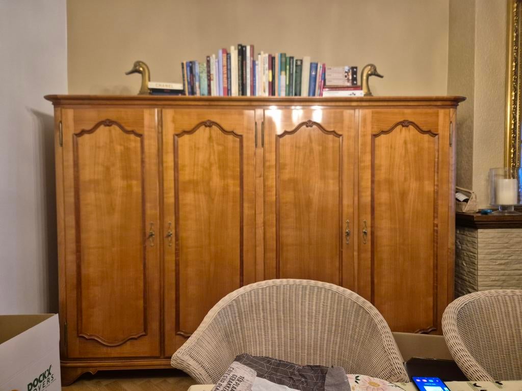 2 kerselaar kasten, Enlèvement