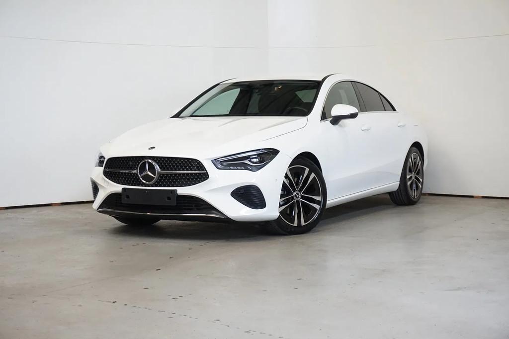 Mercedes-Benz CLA-Klasse 180 - TREKHAAK WEGKLAPBAAR - DISTRO, Gebruikt, 136 pk, Leder en Stof, Wit