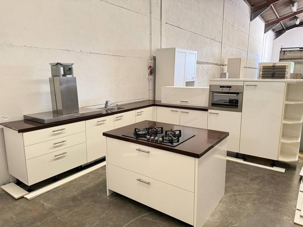 #15 Uitgeruste keuken met centraal eiland, Huis en Inrichting, Ophalen, Crème, Composiet, Met kookeiland