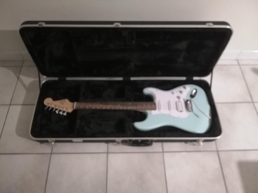 gitaar + koffer, Muziek en Instrumenten, Ophalen of Verzenden, Zo goed als nieuw, Solid body, Fender