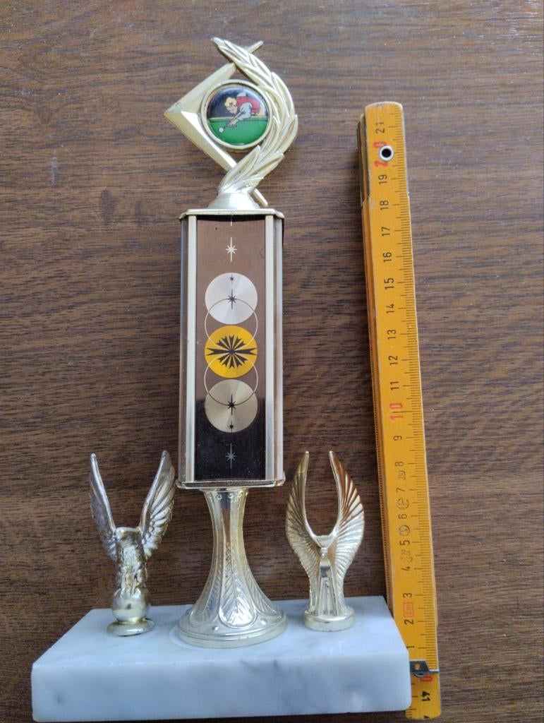 Biljart trofee met logo op marmer voet en 2 arenden, Verzenden