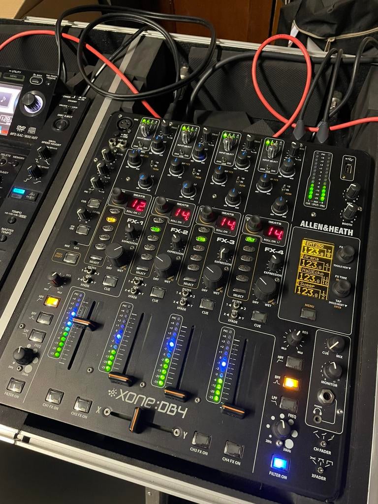 Allen & heath xone db4 + 2 cdjs 2000 & flycase, Muziek en Instrumenten, Ophalen, Zo goed als nieuw
