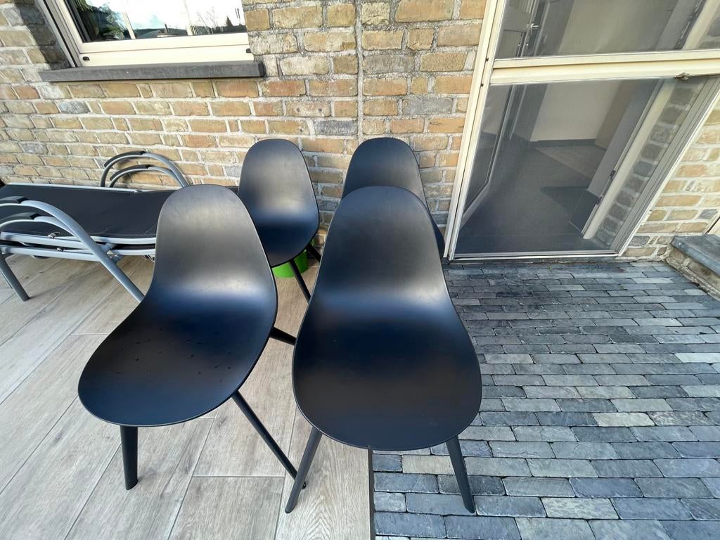 Zwarte stoelen van het merk By Simone Viola, Ophalen, Gebruikt