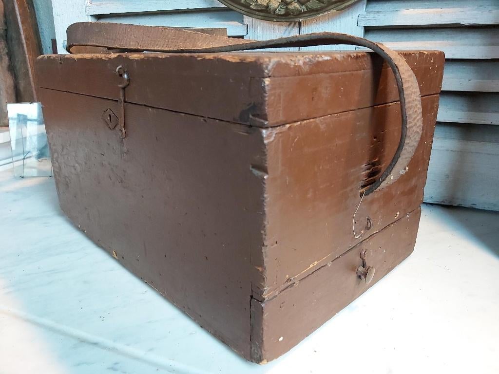 Grote stoere oude houten kist met riem en lade onderin, Ophalen of Verzenden