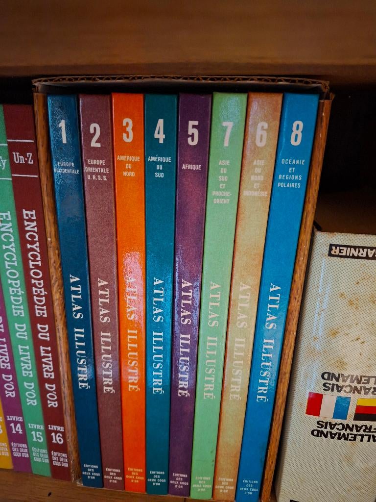 8 atlas illustrés, Livres, Encyclopédies du livre d'or, Enlèvement, Utilisé, Carte géographique