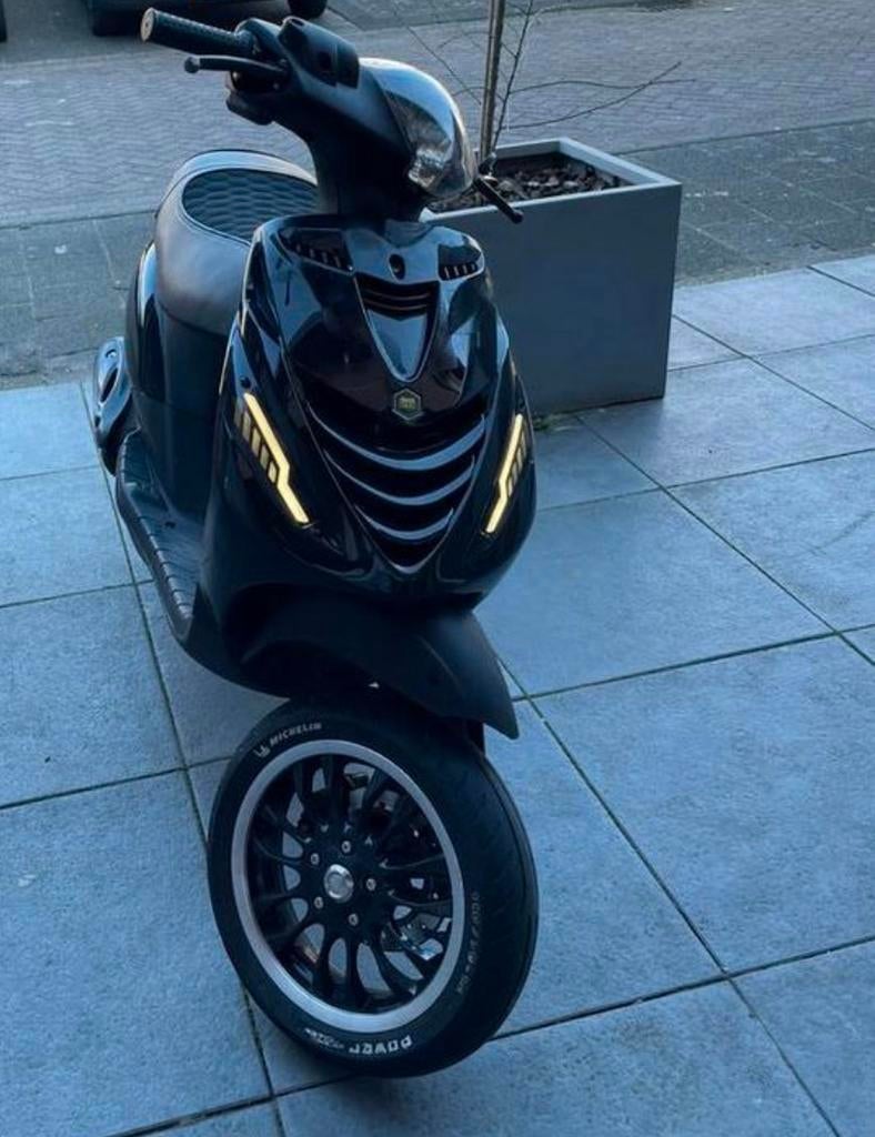 OPZOEK NAAR EEN 4T zip MET ( MONO VORK ), Vélos & Vélomoteurs, Scooters | Piaggio, Enlèvement ou Envoi, Comme neuf, Zip