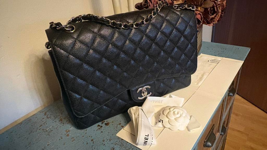 Chanel Maxi Classic Flazwart caviar, Handtassen en Accessoires, Tassen | Damestassen, Ophalen, Zo goed als nieuw, Zwart