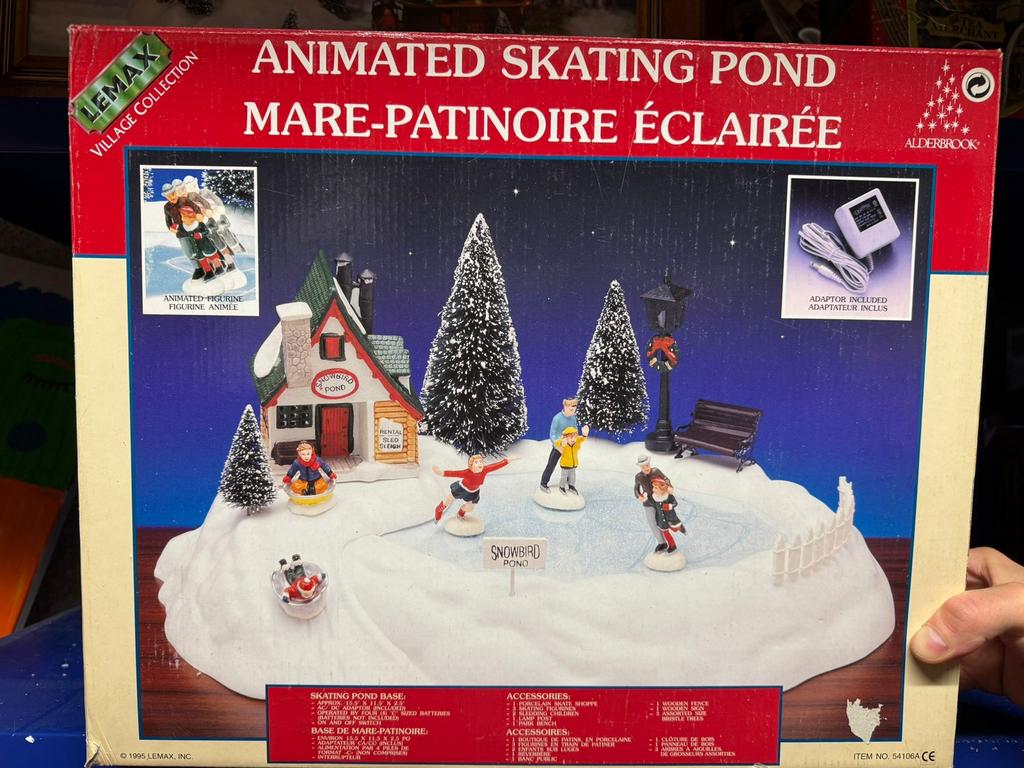 Lemax Village Collection “Animated Skating Pond” (54106), Diversen, Kerst, Ophalen of Verzenden, Zo goed als nieuw
