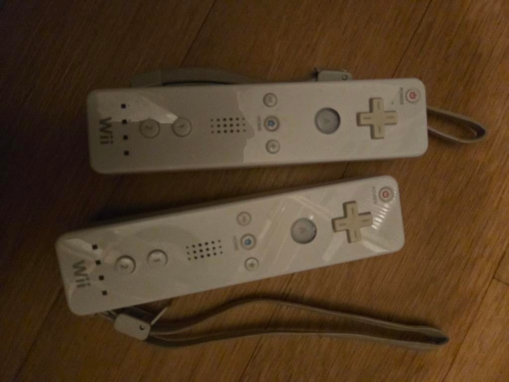 2 controllers wii, Games en Spelcomputers, Games | Nintendo Wii, Ophalen of Verzenden