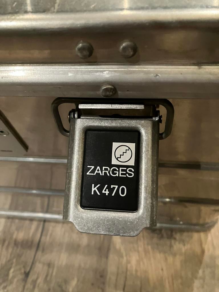 Zarges K470 aluminium shipping box, Ophalen