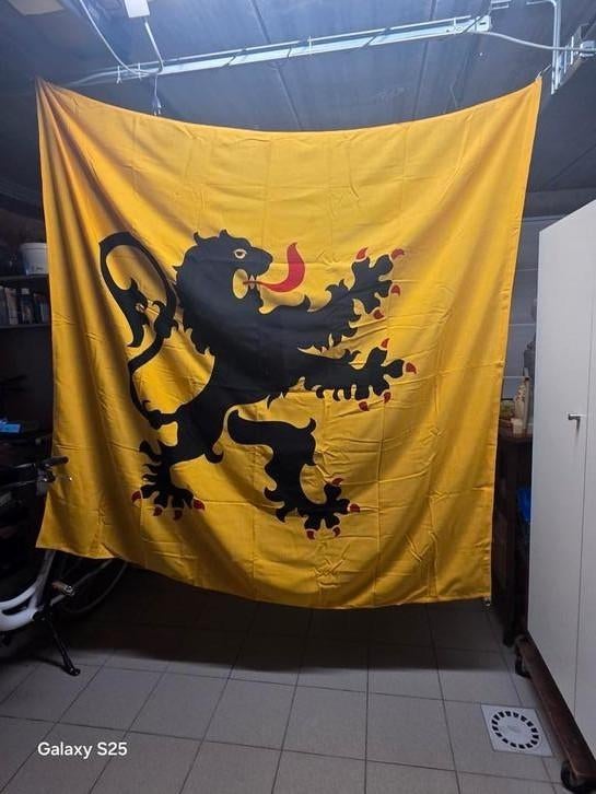 Heel oude Vlaamse vlag 2 stuks in linnen nooit gebruikt, Diversen, Vlaggen en Wimpels, Ophalen of Verzenden, Zo goed als nieuw