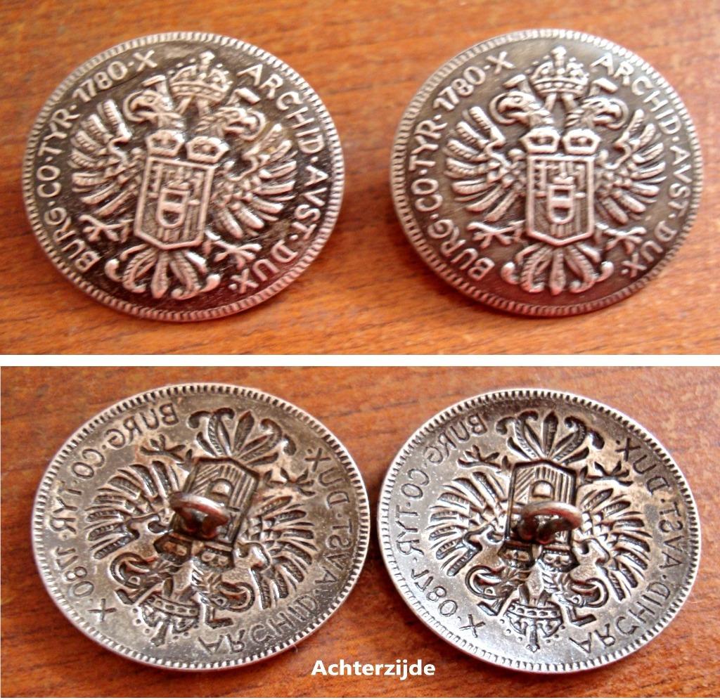 2 IJzeren oude Oostenrijkse vestknopen 1780, Verzamelen, Verzenden, Zo goed als nieuw, Stad of Land, Button