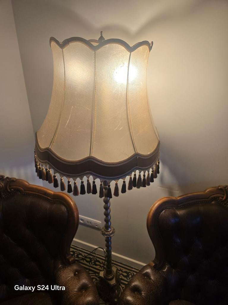 Een staande lamp van koper in barokke stijl., Ophalen