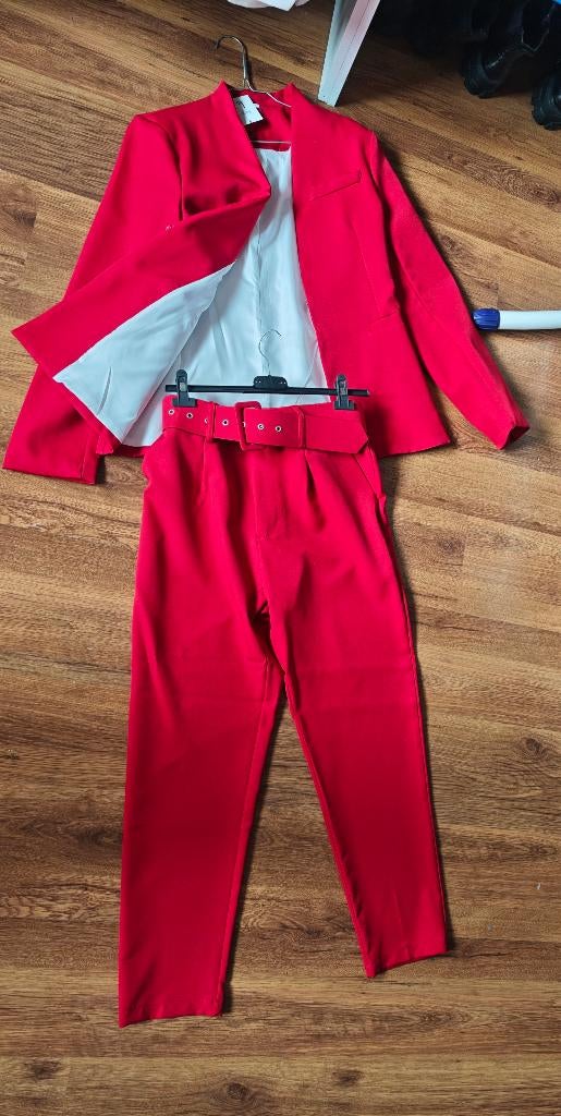Ensemble tailleur taille 40-42, Enlèvement, Neuf, Rouge, Costume ou Complet
