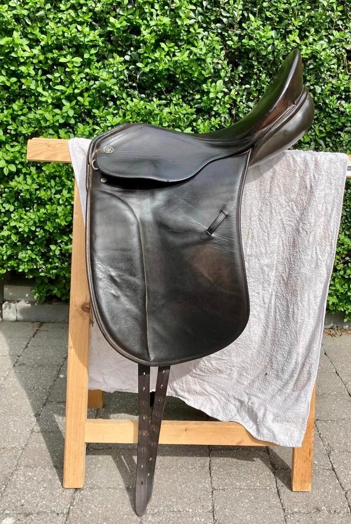 Donkerbruin 18inch Grand Prix Kieffer Dressuurzadel uit 1986, Dieren en Toebehoren, Paarden en Pony's | Zadels, Gebruikt, Dressuur