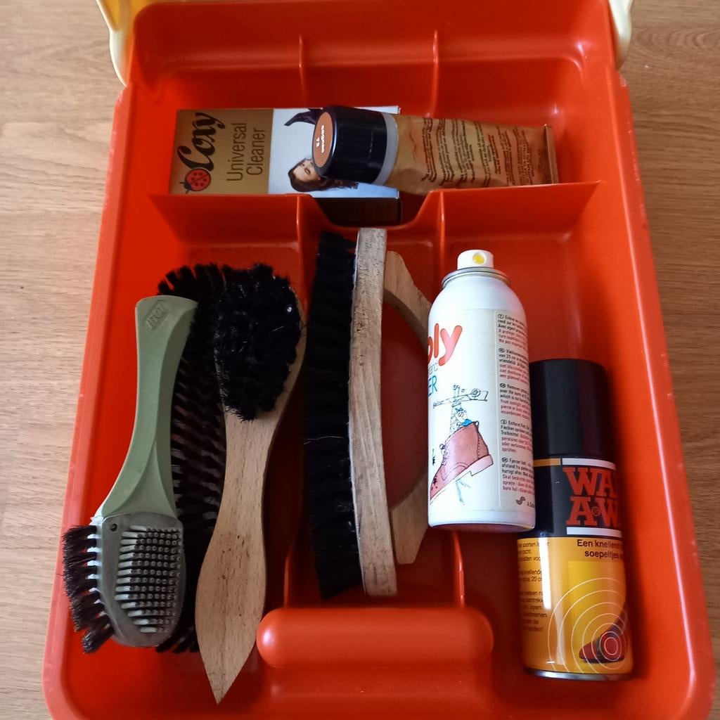 SCHOENEN POETSEN > WIE DOET HET NOG  ???, Ophalen of Verzenden