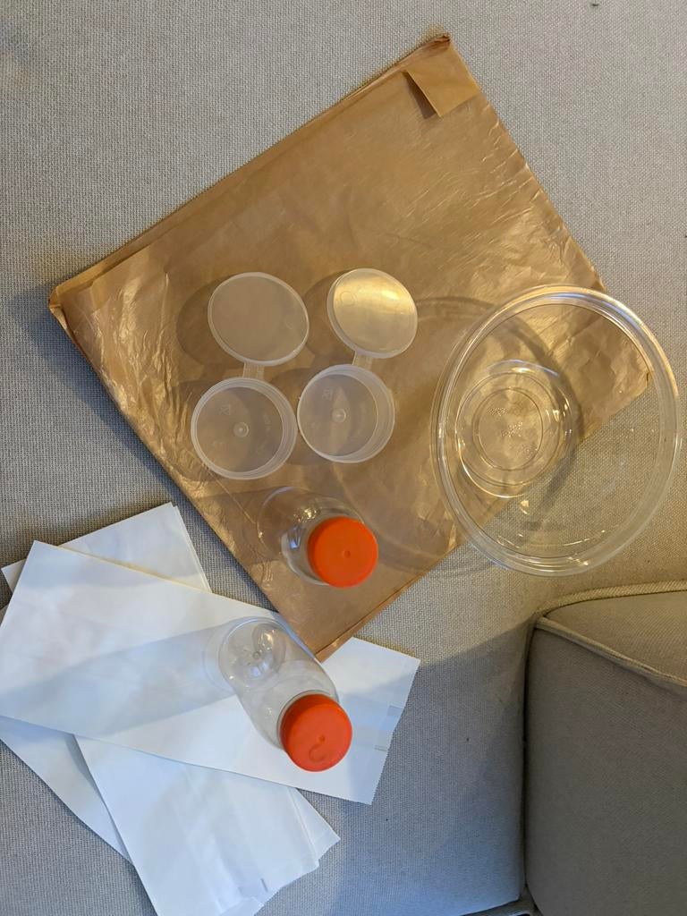 Veel saladbowls, flesjes, vetvrij papier, zakjes, sauspotjes, Ophalen