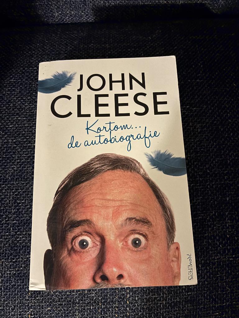 John Cleese KORTOM de autobiografie., Boeken, Ophalen of Verzenden, Gelezen, John Cleese, Film, Tv en Media