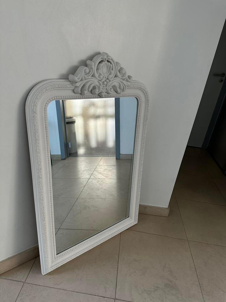 Miroir blanc neuf., Enlèvement