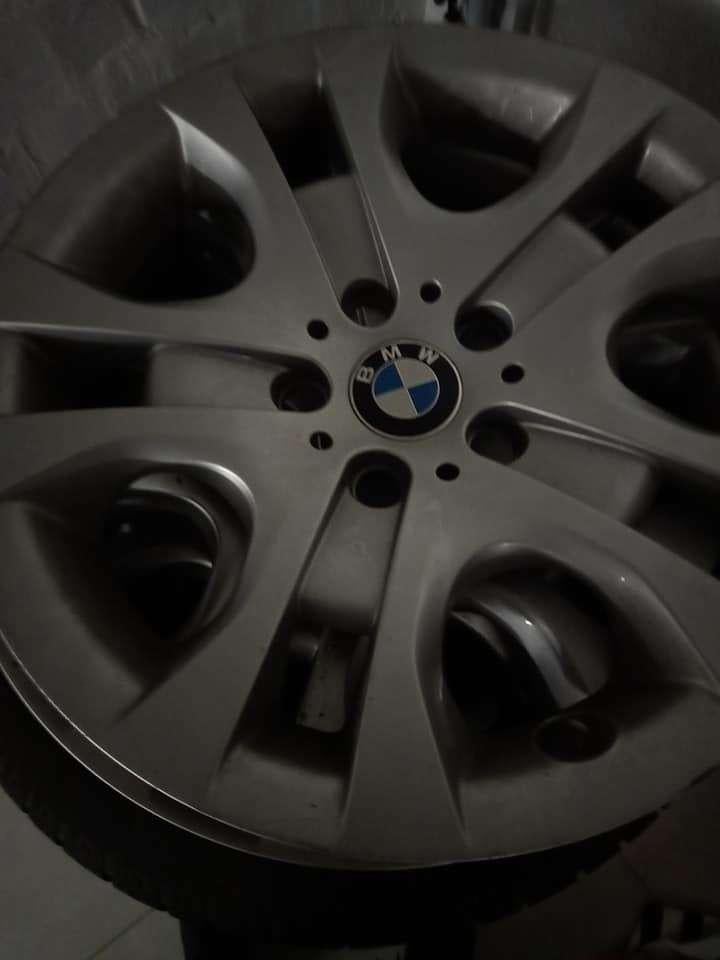 Pneus + enjoliveurs BMW, Autos : Pièces & Accessoires, Pneus & Jantes, Pneus hiver, Enlèvement ou Envoi, Véhicule de tourisme