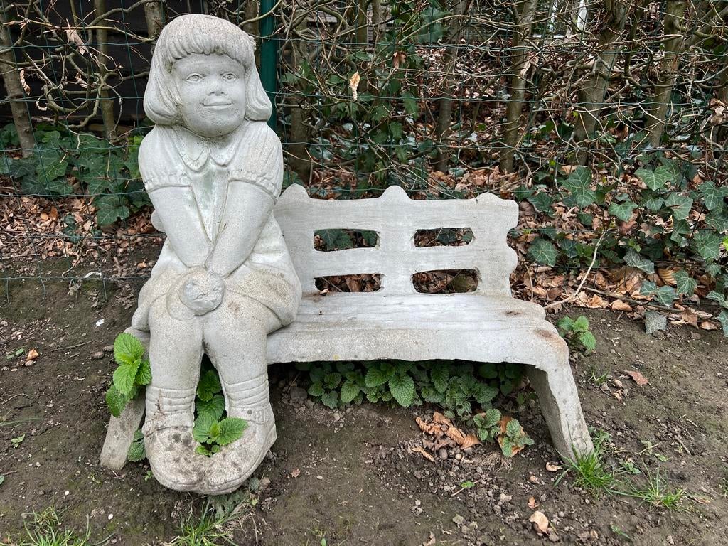 Nostalgisch Betonnen Tuinbeeld: Meisje op Bankje – 70cm hoog, Tuin en Terras, Ophalen, Zo goed als nieuw, Beton, Mensenbeeld
