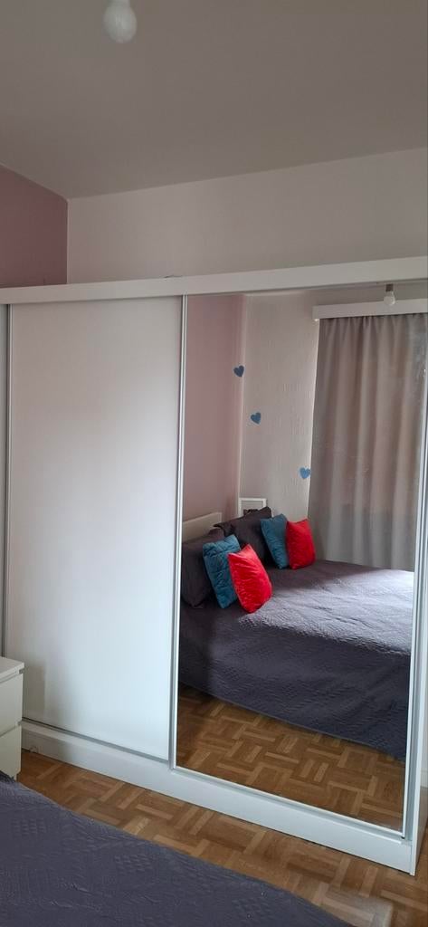 Une garde robe tres bon état 2m30 sur 2m20beaucoup de ra, Enlèvement