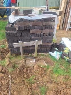 DONKERBRUINE STENEN OM TE GEVEN, Ophalen, Nieuw