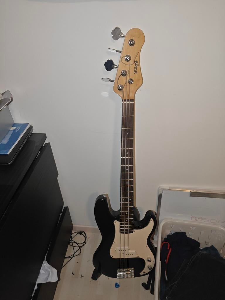 Bass (Stagg)+ Versterker (Cort), Muziek en Instrumenten, Ophalen of Verzenden, Gebruikt, Elektrisch