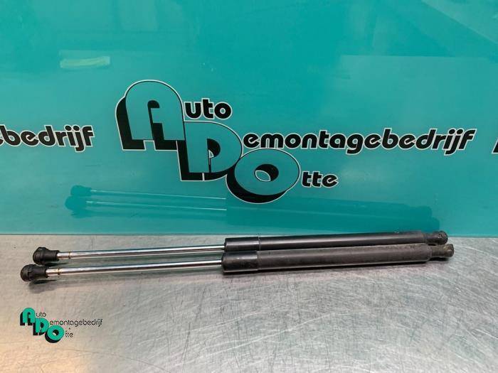 Kit amortisseur gaz hayon d'un Renault Clio (Clio 3 06-), Autos : Pièces & Accessoires, Carrosserie & Tôlerie, Renault, Utilisé